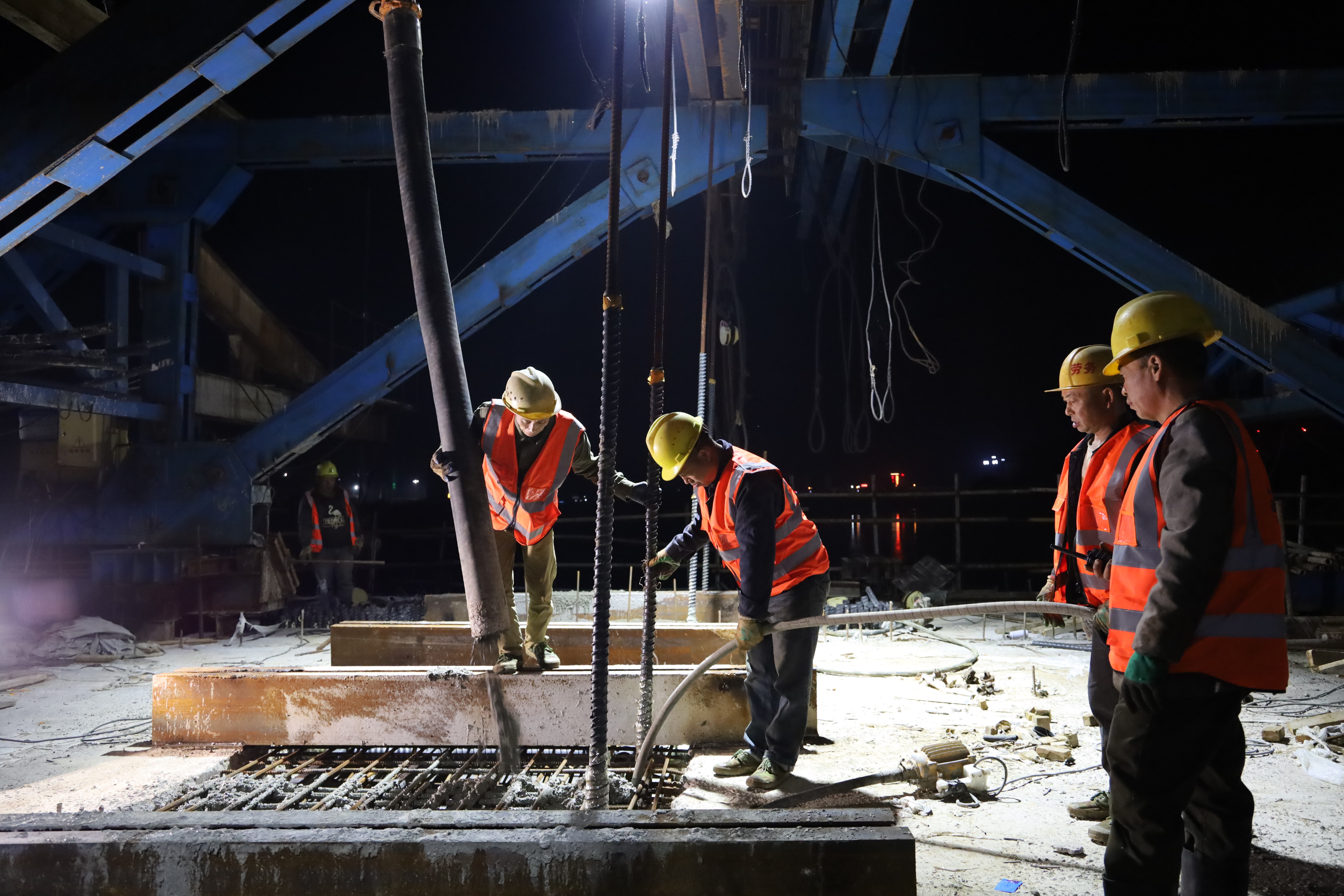 紅壁巖大橋中跨合龍段施工順利完成！