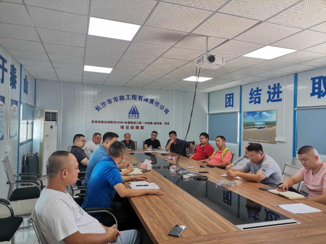 獻(xiàn)禮國(guó)慶 | 勞動(dòng)?xùn)|路過(guò)瀏陽(yáng)河220kV電纜隧道工程頂進(jìn)設(shè)備順利完成吊裝！